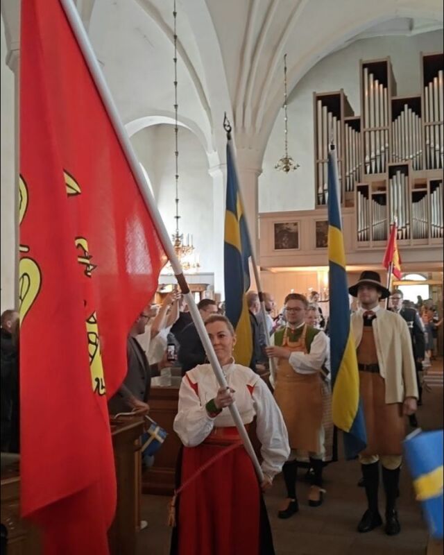 Nationaldag i Mora kyrka 🇸🇪

*Våmhus folkdanslag dansar i Mora kyrka 

*Våmhus Gammelgård får ta emot en svensk fana av Landshövdingen Helena Höij  som vill uppmärksamma hårkullorna och korgmakarnas betydelse och vill visa uppskattning för det jobb Våmhus gammelgård gör!Stort grattis 🇸🇪

*Våmhus har sitt eget speciella hantverk och det är hårarbeten ! 

Det finns en hemslöjdsaffär mitt i centrala Våmhus som ägs av Joanna "de Grasse"Svensson hon fyller snart 90 år i höst !

Hon visar gärna konsten att göra vackra hårsmycken och berättar historier om hårkullorna och även i Våmhus gammelgård kan man se detta fina hantverk.

Korgmakarna finns att beskåda på sommaren på Våmhus gammelgård 

Det är värt att turista i Våmhus 🇸🇪🌸🌺🇸🇪🌸

*Statyn av "Den sista hårkullan " var Ada Ryttar hon försörjde sig på hantverket och har blivit en symbol för bygden. Detta trots att hon var aktiv under en tid då hårarbetet var på väg att falla i glömska överallt utom i just Våmhus, där det än idag finns ett tjugotal aktiva hårkullor.

Ada Ryttar finns även med i walk of fame på gågatan i Mora .

Jag fick hämta en fana av Landshövdingen Helen Höij i Falun på residenset igår ,hon är myndighetschef för länsstyrelsen och jag representerar våran kamratförening RSMH som finns i hela Sverige ! En ära att få ta emot flaggan av landshövdingen och bära Våmhus dräkten med stolthet denna dag !Ett fint sätt att visa vilken fin kommun vi bor i !

Vi hissar flaggan i topp idag 🇸🇪